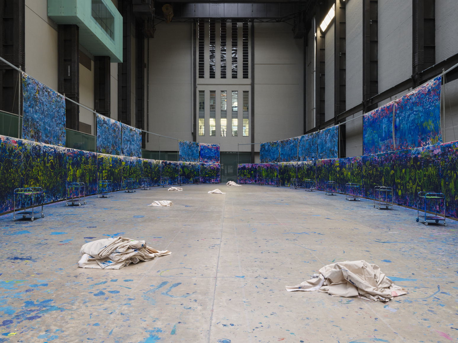 vista de instalaci&oacute;n&nbsp;oscar murillo: the flooded garden. tate modern, 2024 foto: tim bowditch, cortes&iacute;a del artista. copyright &copy; oscar murillo⁠