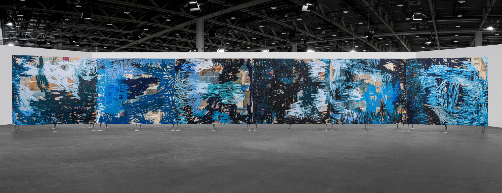 vista de instalaci&oacute;n oscar murillo:&nbsp;masses, disrupted frequencies (argentina, colombia, ghana, nepal, malaysia, india, china, egypt, united states, morocco, philippines, germany, united kingdom) en unlimited&nbsp;art basel, 2025. foto: dawn blackman