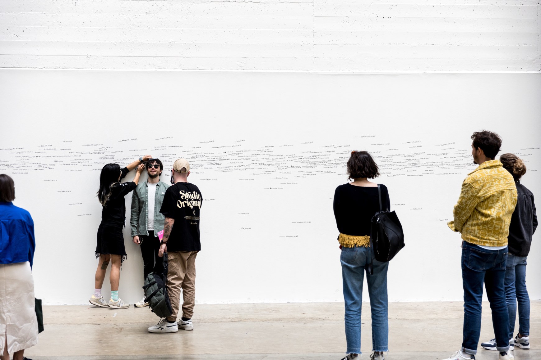 vista de instalaci&oacute;n roman ondak: measuring the universe, tate modern, 2025. foto: shani monica