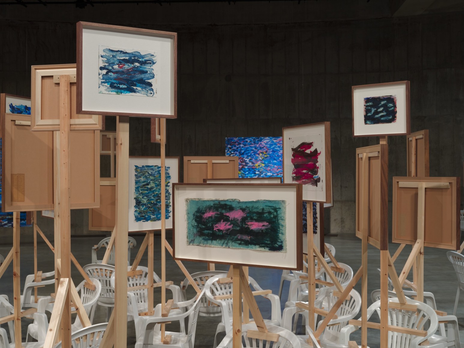 vista de instalaci&oacute;n&nbsp;oscar murillo. the flooded garden. tate modern, 2024 foto: tim bowditch, cortes&iacute;a del artista. copyright &copy; oscar murillo⁠