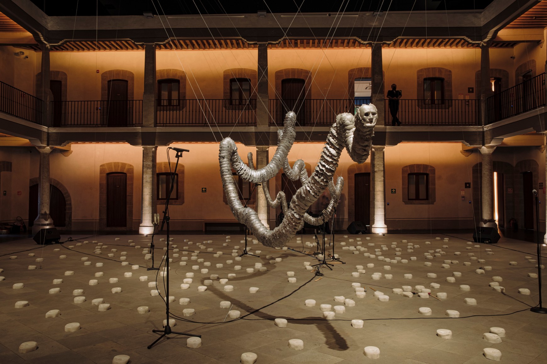 carlos amorales, la serpiente de los d&iacute;as,&nbsp;museo kaluz, ciudad de m&eacute;xico, 2022. foto: traves&iacute;as media.