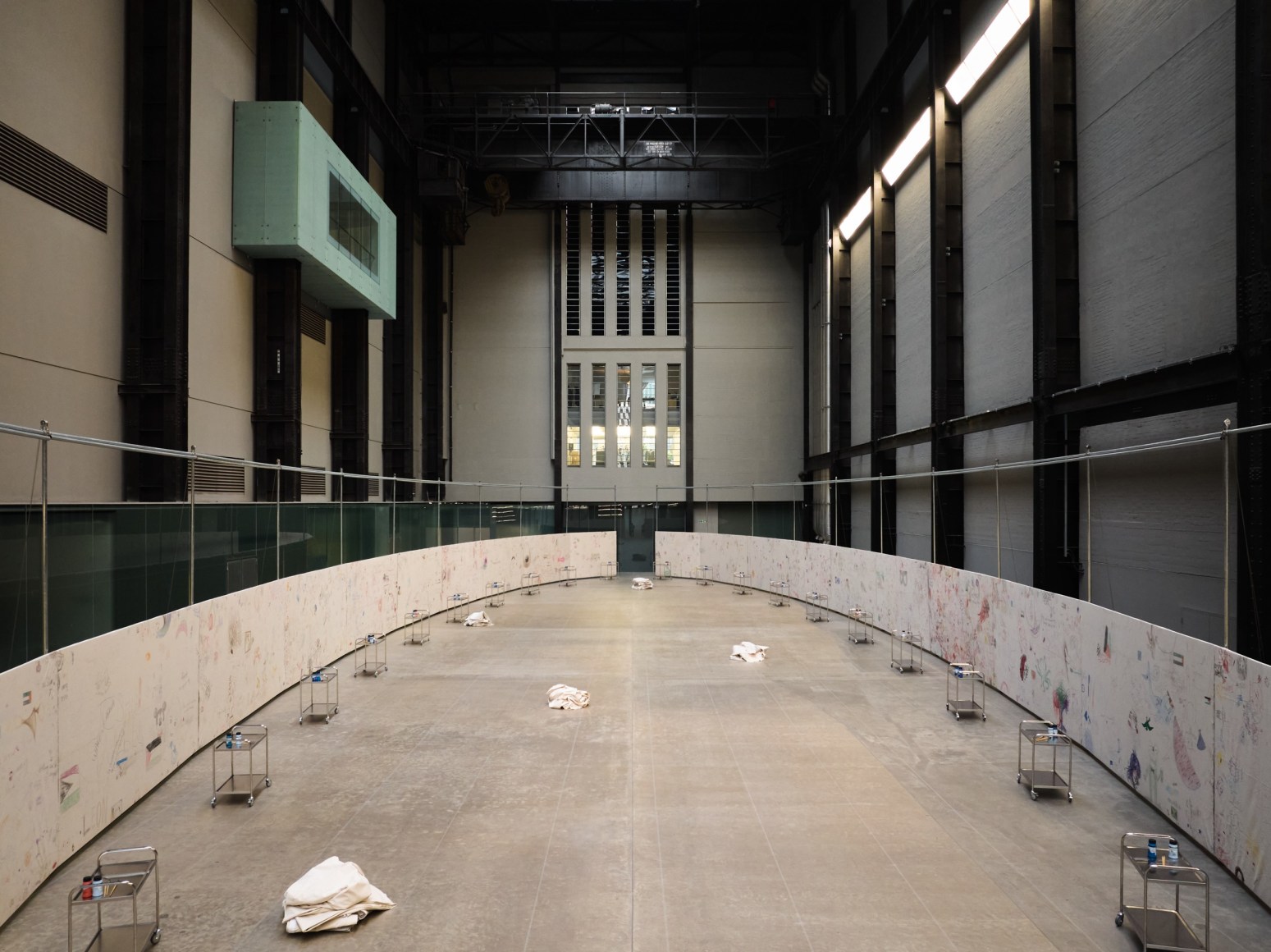 vista de instalaci&oacute;n&nbsp;oscar murillo. the flooded garden. tate modern, 2024 foto: tim bowditch, cortes&iacute;a del artista. copyright &copy; oscar murillo⁠