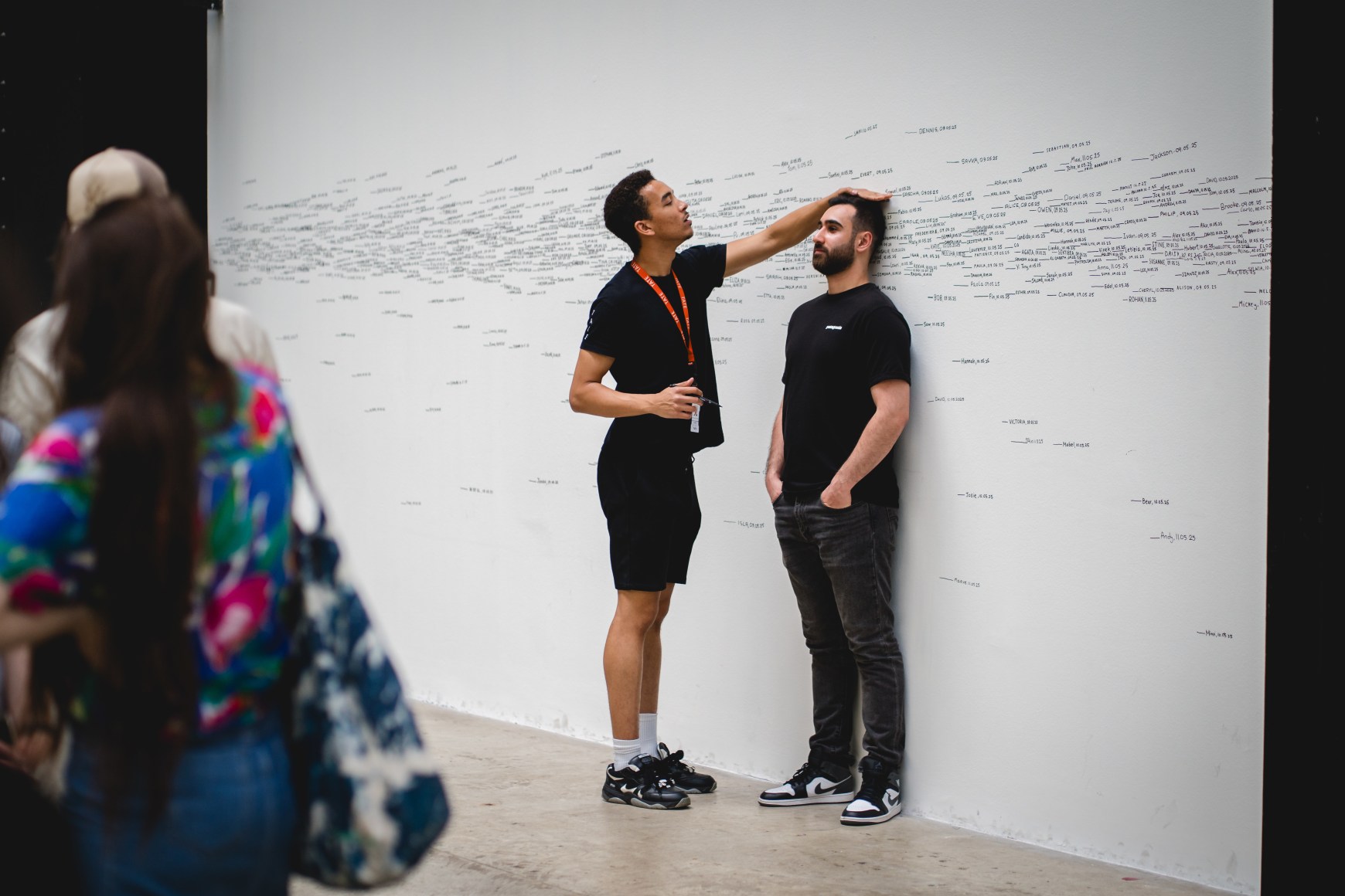 vista de instalaci&oacute;n roman ondak: measuring the universe, tate modern, 2025. foto: sophie shaw