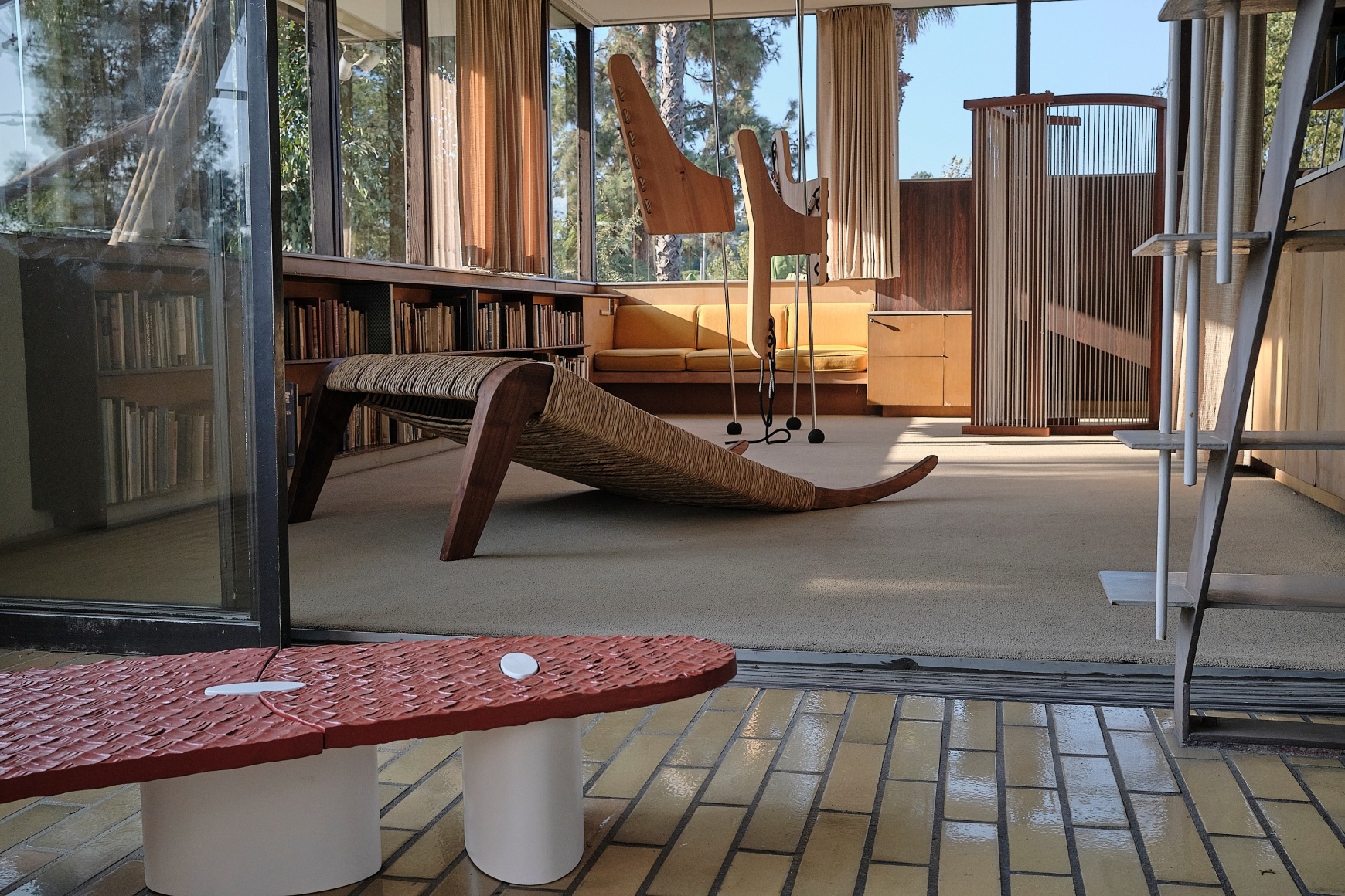 installation view leonor antunes: discrepancies with e.s. (in company),&nbsp;neutra vdl house, 2025. photo elon schoenholz, 
