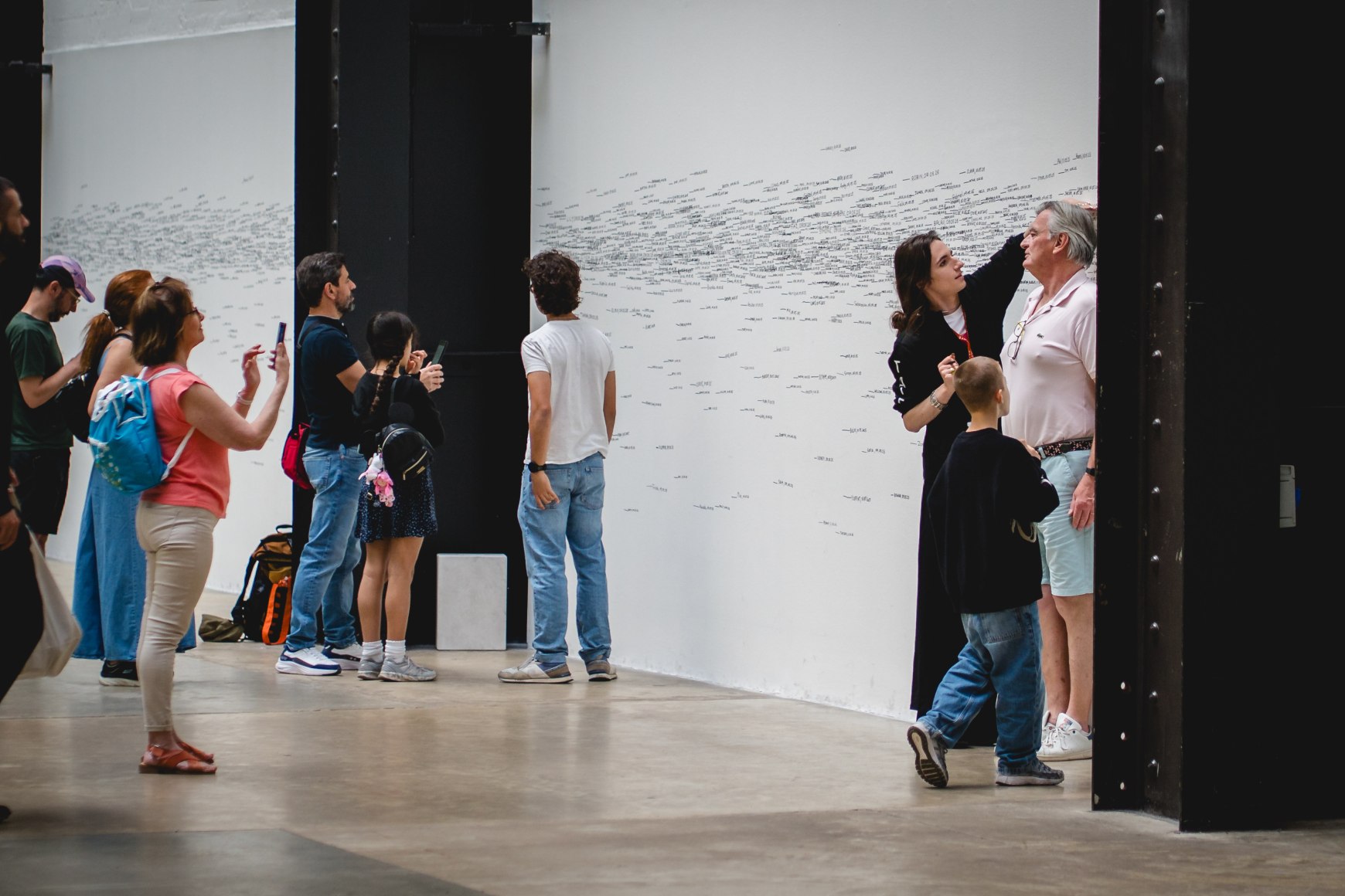 vista de instalaci&oacute;n roman ondak: measuring the universe, tate modern, 2025. foto: sophie shaw