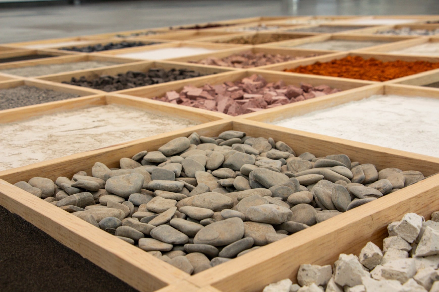 vista de instalaci&oacute;n materia ind&oacute;mita,&nbsp;mmac, 2025. foto: emmanuel garc&iacute;a y emiliano g&uuml;emes solis