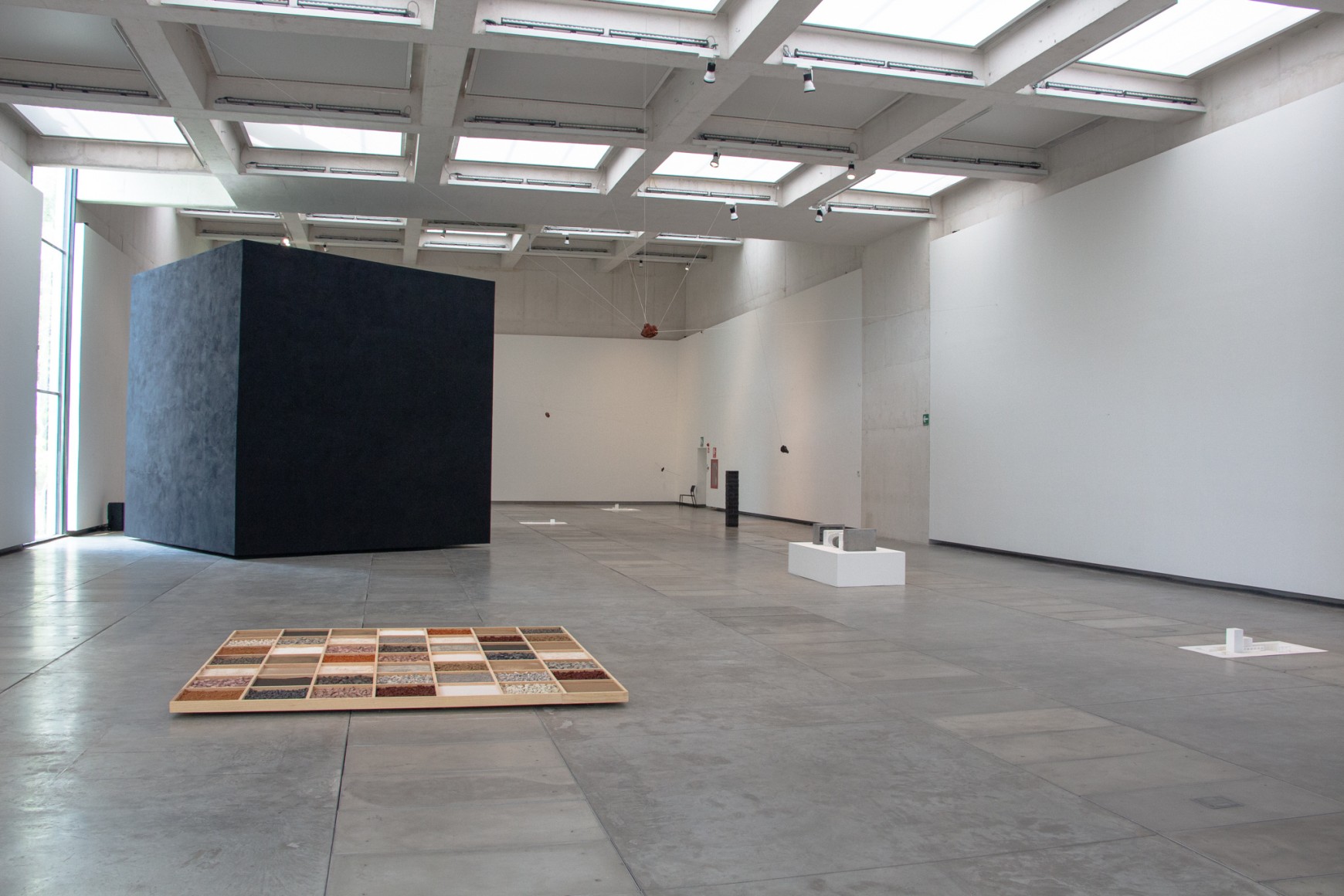 vista de instalaci&oacute;n materia ind&oacute;mita,&nbsp;mmac, 2025. foto: emmanuel garc&iacute;a y emiliano g&uuml;emes solis