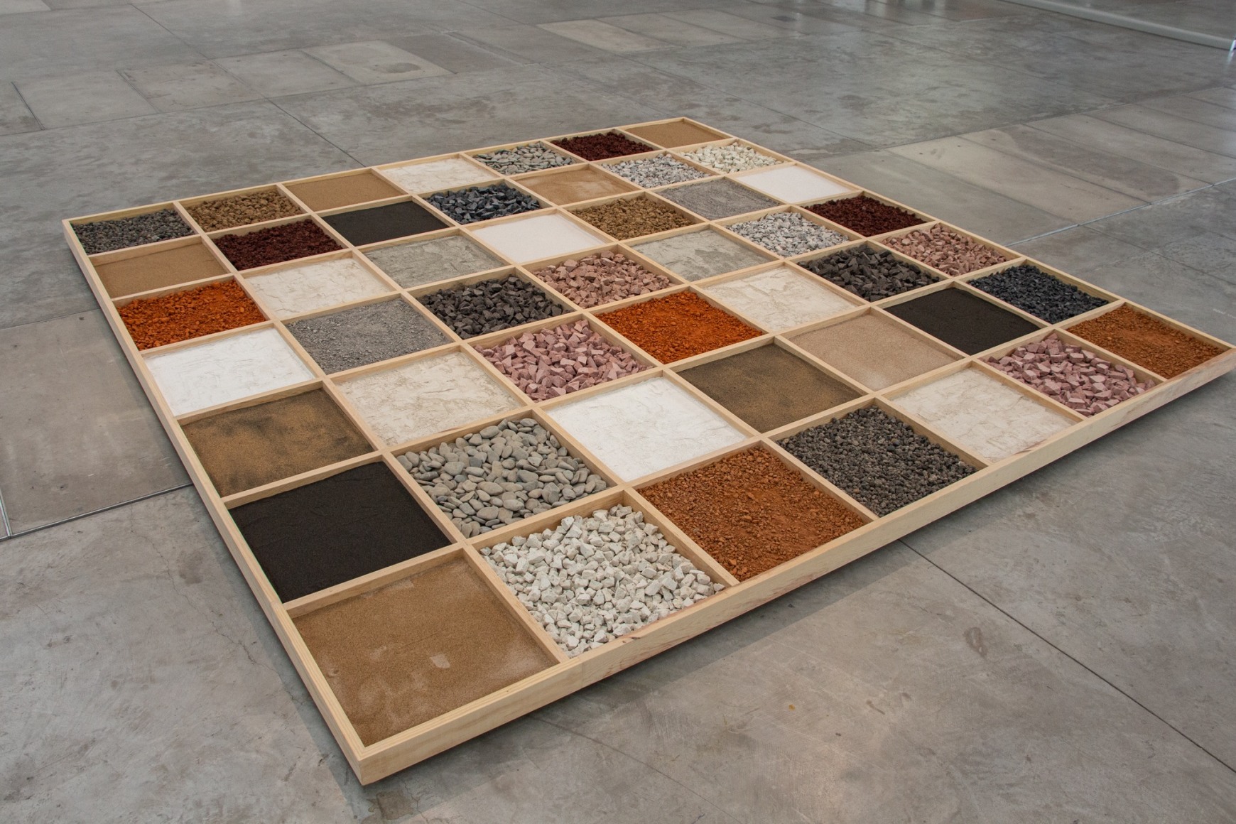 vista de instalaci&oacute;n materia ind&oacute;mita,&nbsp;mmac, 2025. foto: emmanuel garc&iacute;a y emiliano g&uuml;emes solis