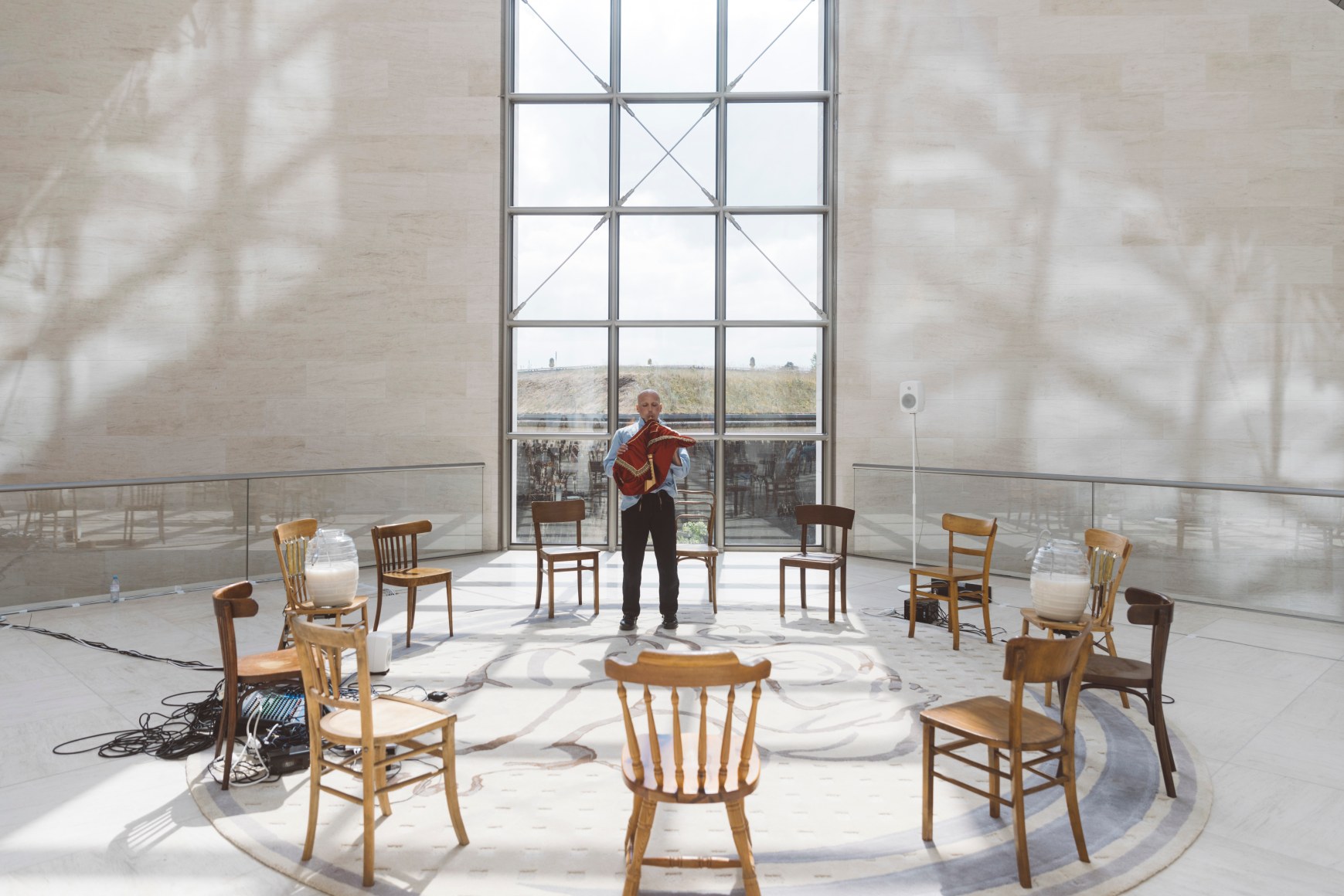 b&aacute;rbara s&aacute;nchez-kane performance&nbsp;aguas frescas,&nbsp;mudam luxembourg, 2025. foto: eike walkenhorst
