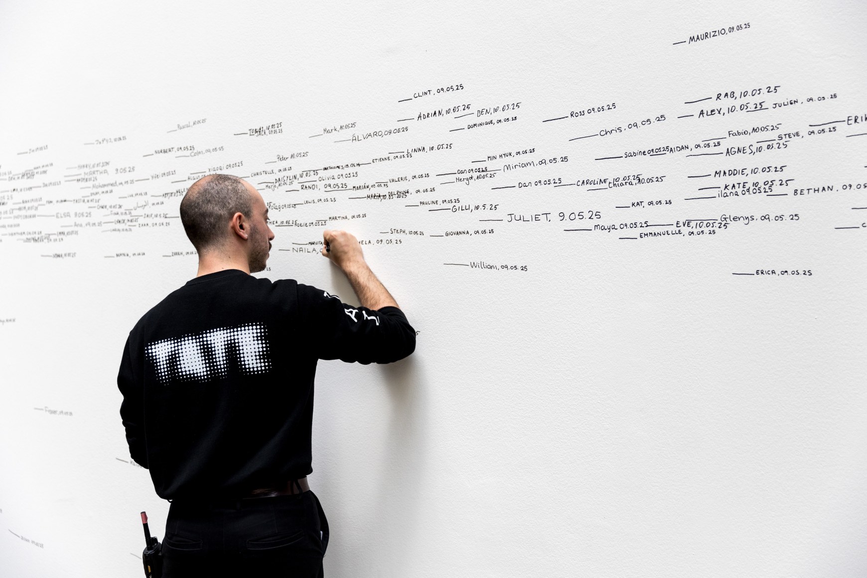 vista de instalaci&oacute;n roman ondak: measuring the universe, tate modern, 2025. foto: shani monica