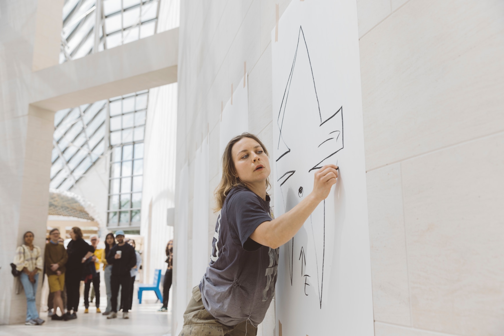 b&aacute;rbara s&aacute;nchez-kane performance&nbsp;aguas frescas,&nbsp;mudam luxembourg, 2025. foto: eike walkenhorst