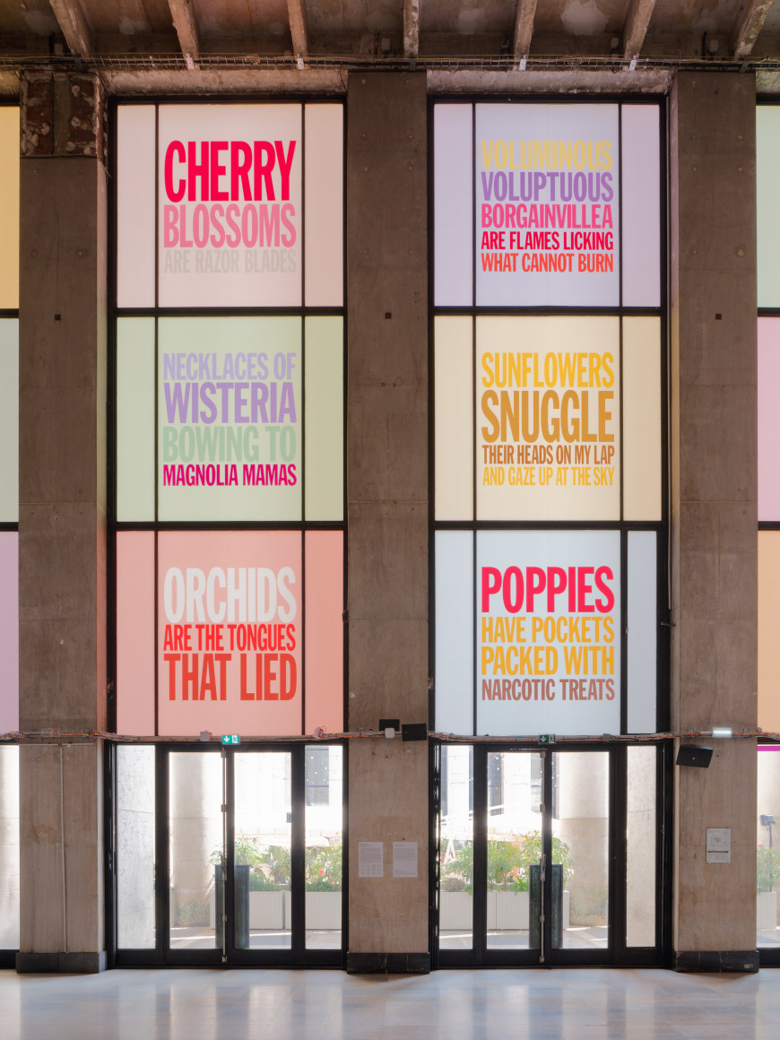 vista de instalaci&oacute;n john giorno:&nbsp;welcoming the flowers, palais de tokyo, 2025. foto: aur&eacute;lien mole