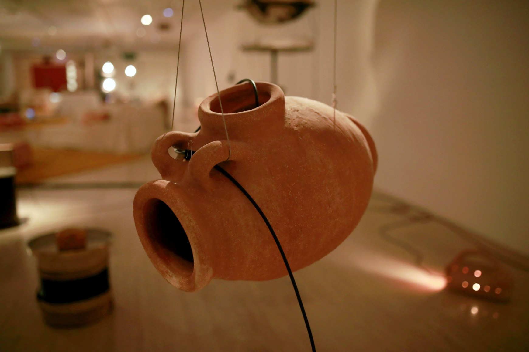 vista de instalaci&oacute;n&nbsp;tarek atoui: at-tāriq, museo thyssen bornemisza, 2025. foto: lourdes cabrera