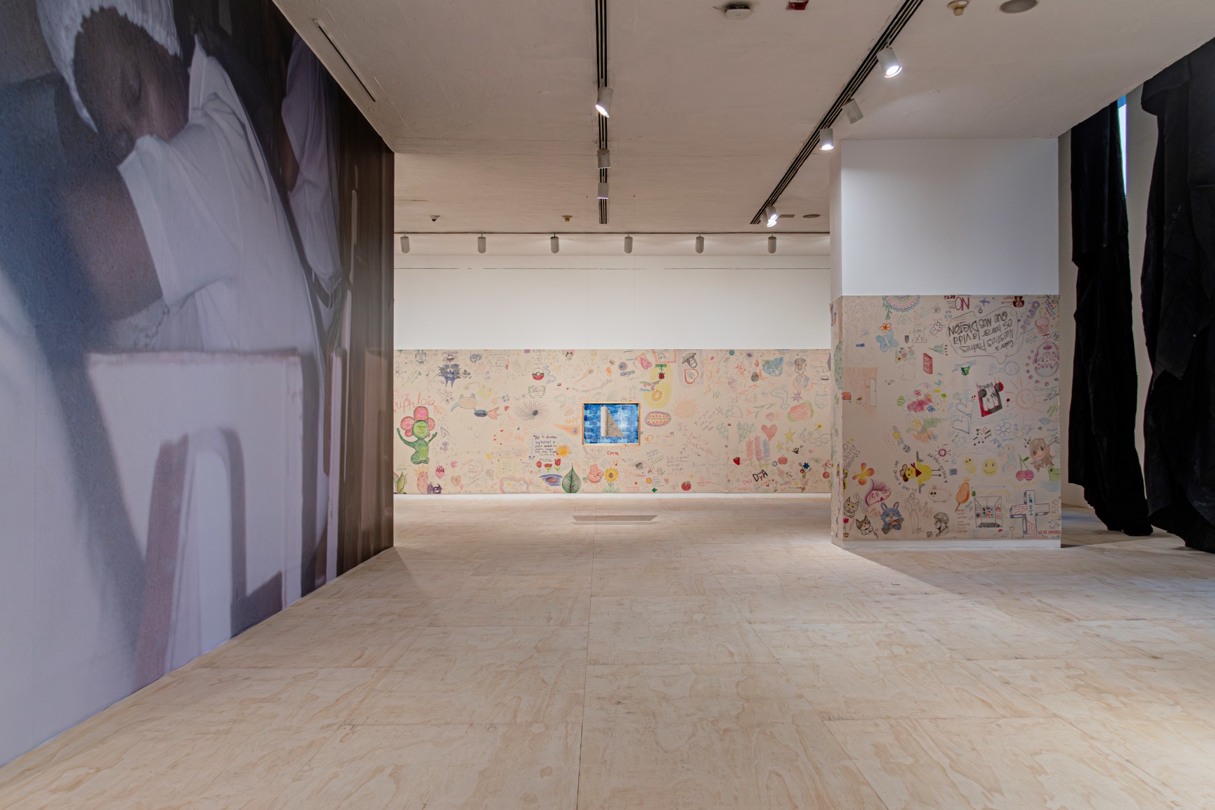 vista de instalaci&oacute;n oscar murillo: esp&iacute;ritus en el pantano, marco. museo de arte contempor&aacute;neo de monterrey, 2025. cortes&iacute;a museo marco