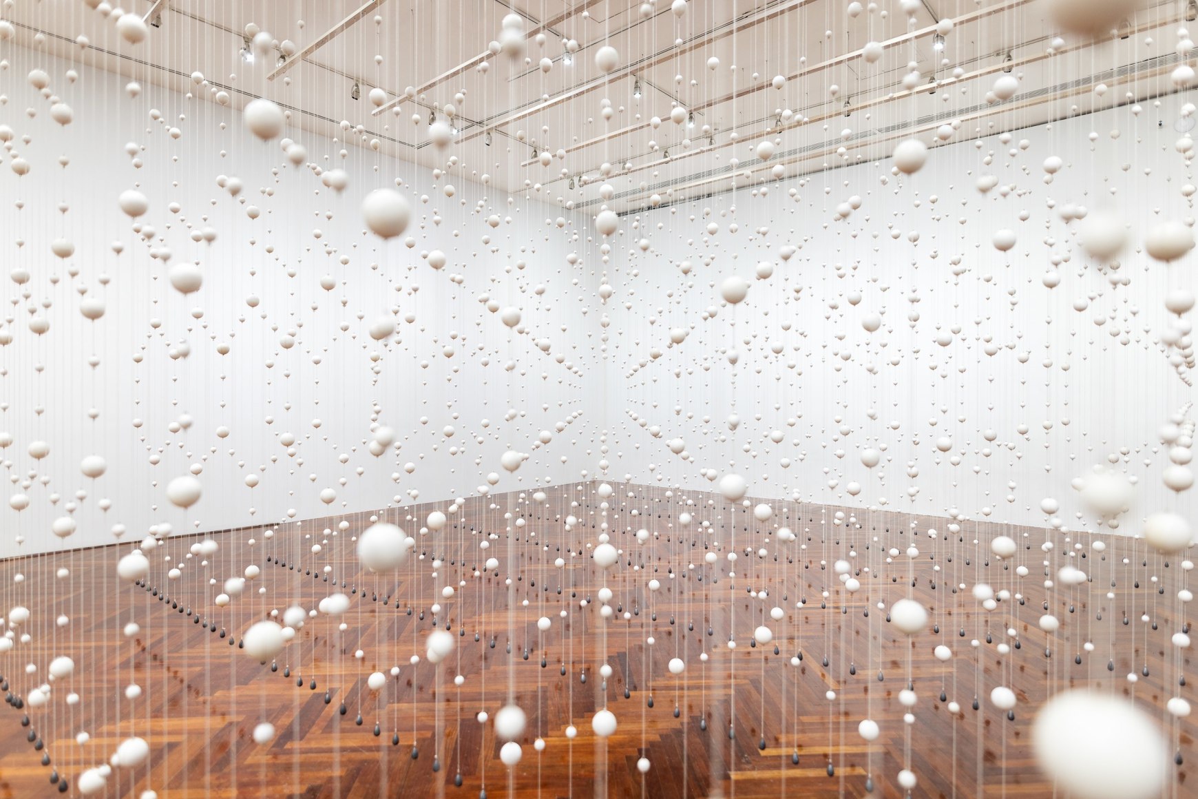 vista de instalaci&oacute;n&nbsp;dami&aacute;n ortega: pico y elote, museo del palacio de bellas artes, 2024. foto: gerardo landa / eduardo l&oacute;pez (glr estudio)