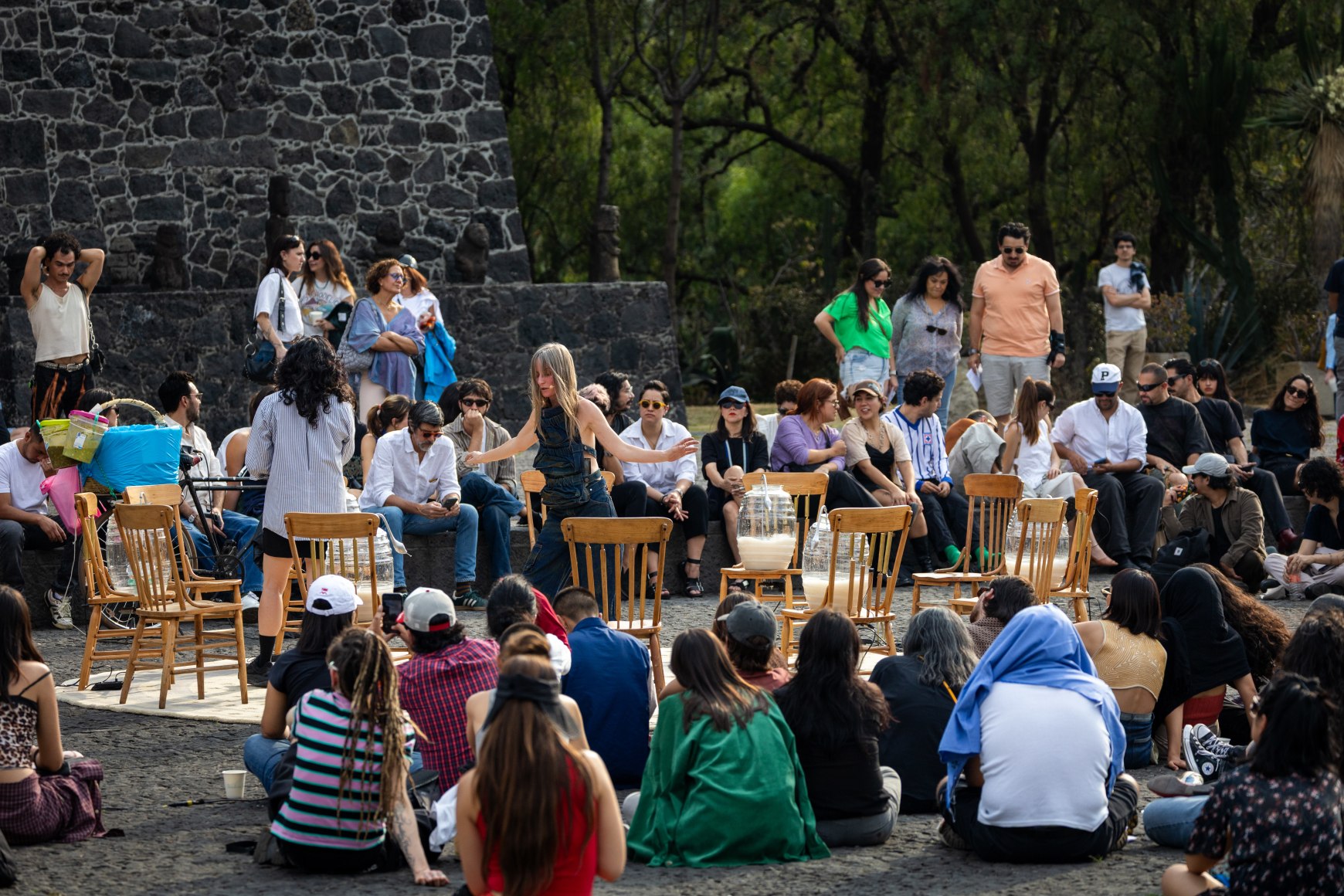 b&aacute;rbara s&aacute;nchez-kane. performance&nbsp;aguas frescas, museo anahuacalli, 2025. foto: i&ntilde;aki varela