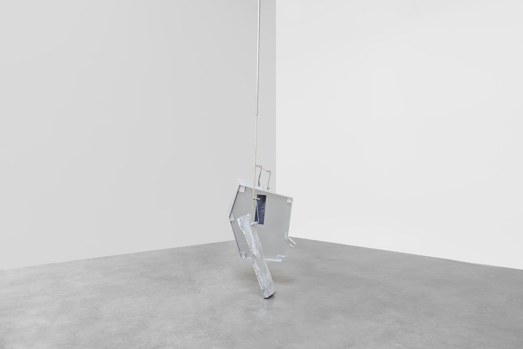 Nairy Baghramian,&nbsp;S&rsquo;accrochant (bleu horizon), 2022, Casted aluminum, aluminum, stainless steel, painted steel, c-print