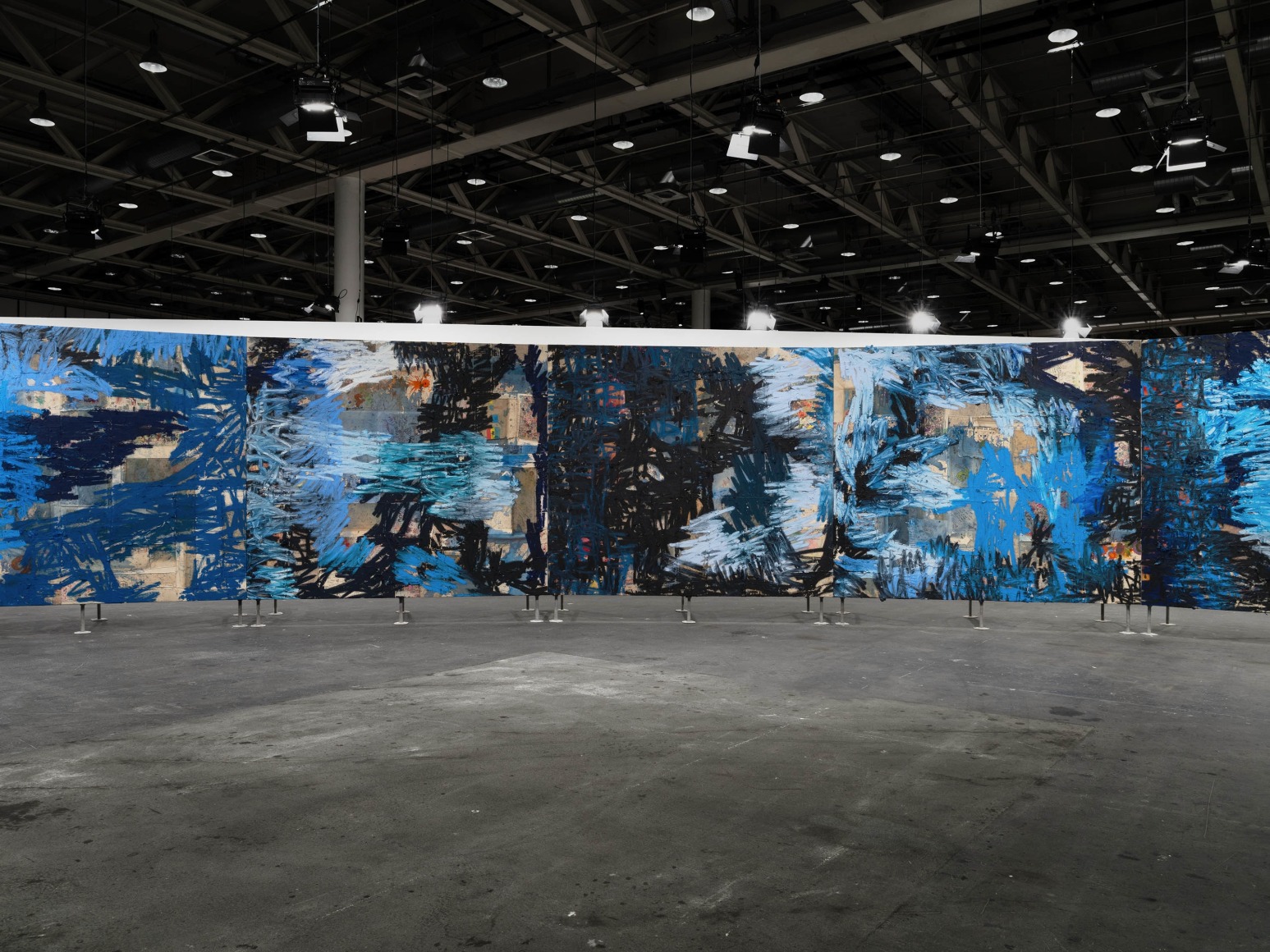 vista de instalaci&oacute;n oscar murillo:&nbsp;masses, disrupted frequencies (argentina, colombia, ghana, nepal, malaysia, india, china, egypt, united states, morocco, philippines, germany, united kingdom) en unlimited&nbsp;art basel, 2025. foto: dawn blackman