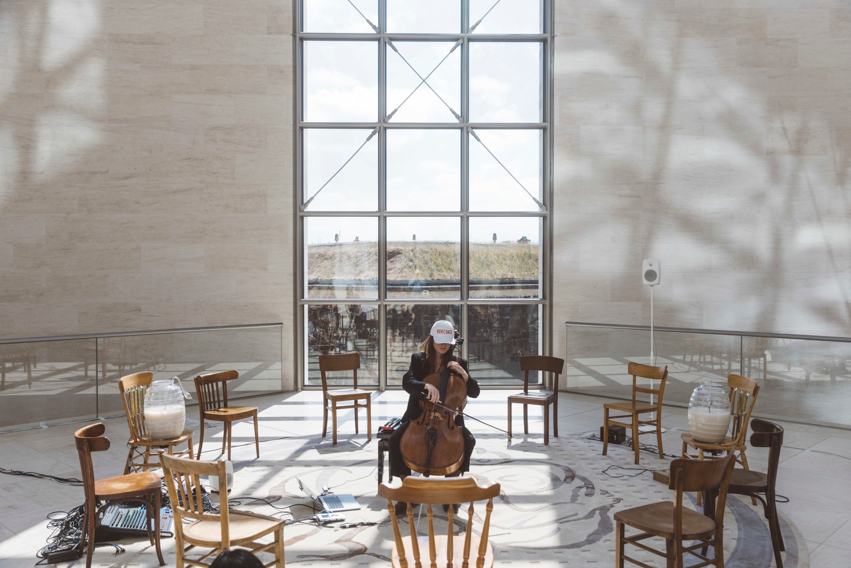 b&aacute;rbara s&aacute;nchez-kane performance&nbsp;aguas frescas,&nbsp;mudam luxembourg, 2025. foto: eike walkenhorst