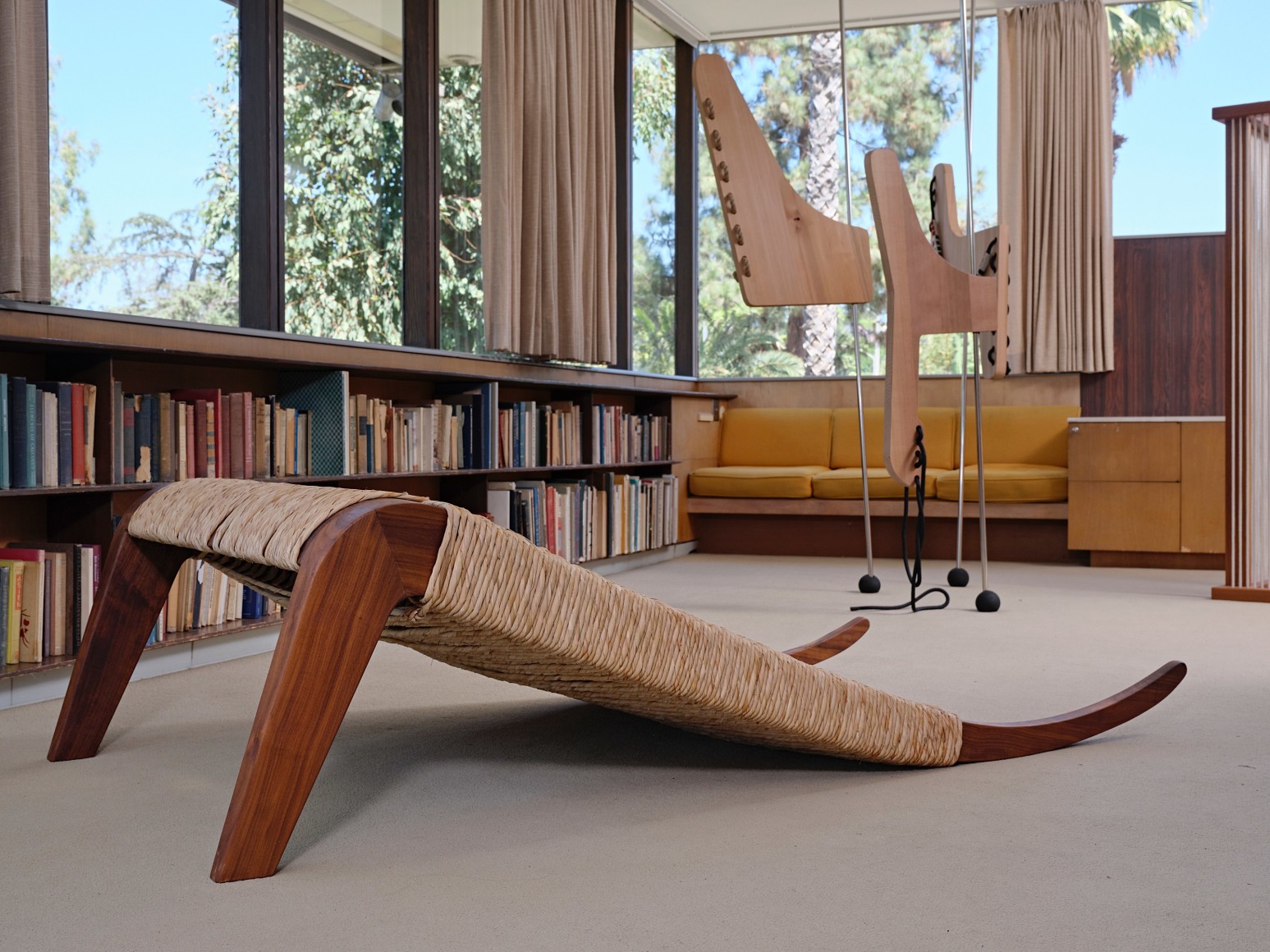 installation view leonor antunes: discrepancies with e.s. (in company),&nbsp;neutra vdl house, 2025. photo elon schoenholz, 
