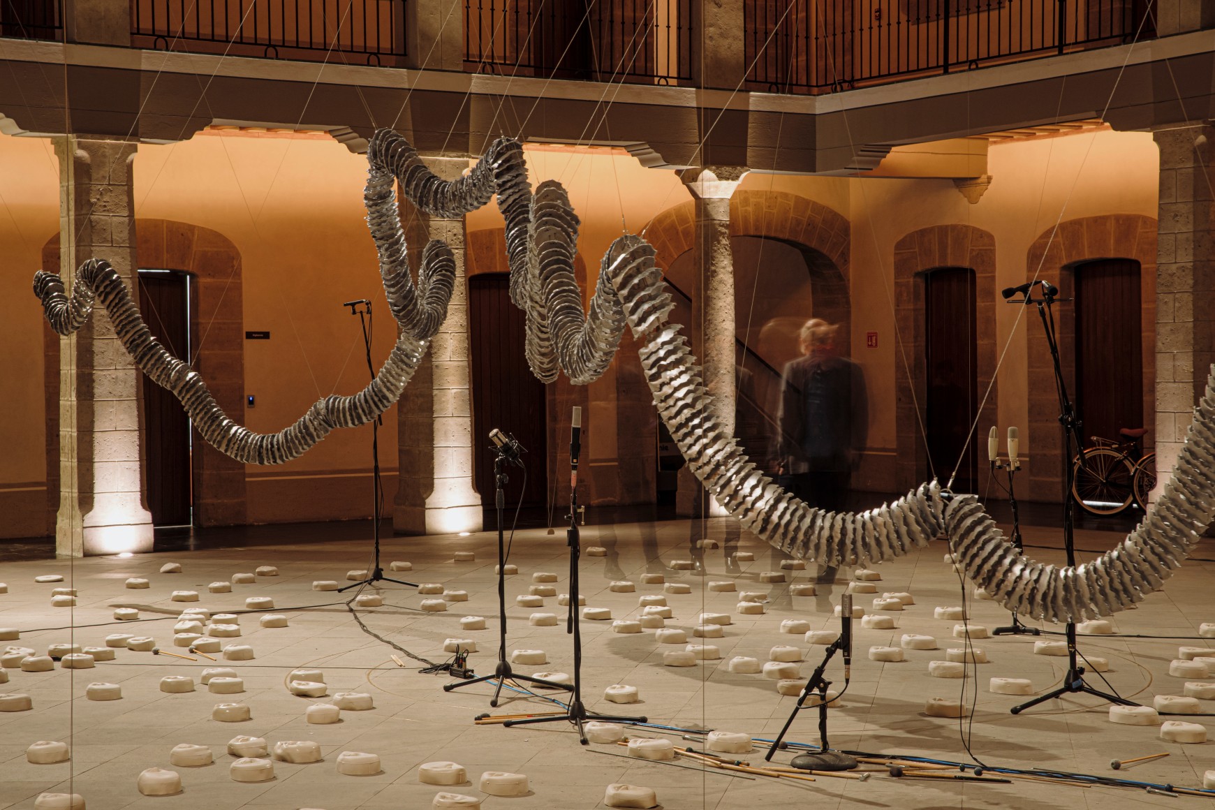 carlos amorales, la serpiente de los d&iacute;as,&nbsp;museo kaluz, ciudad de m&eacute;xico, 2022. foto: traves&iacute;as media.