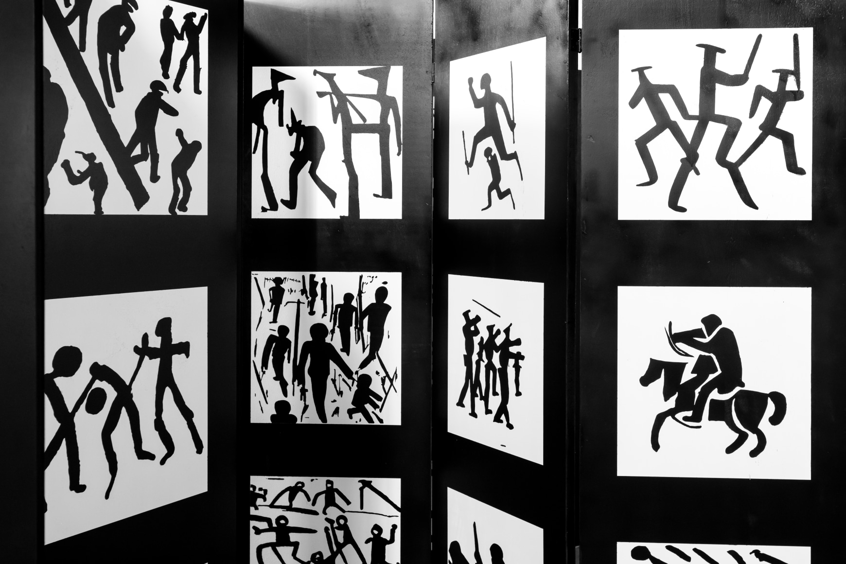 installation view carlos amorales: battle, 2025,&nbsp;contemporary art space kula, 2025. photo: kula, split and glorija lizde