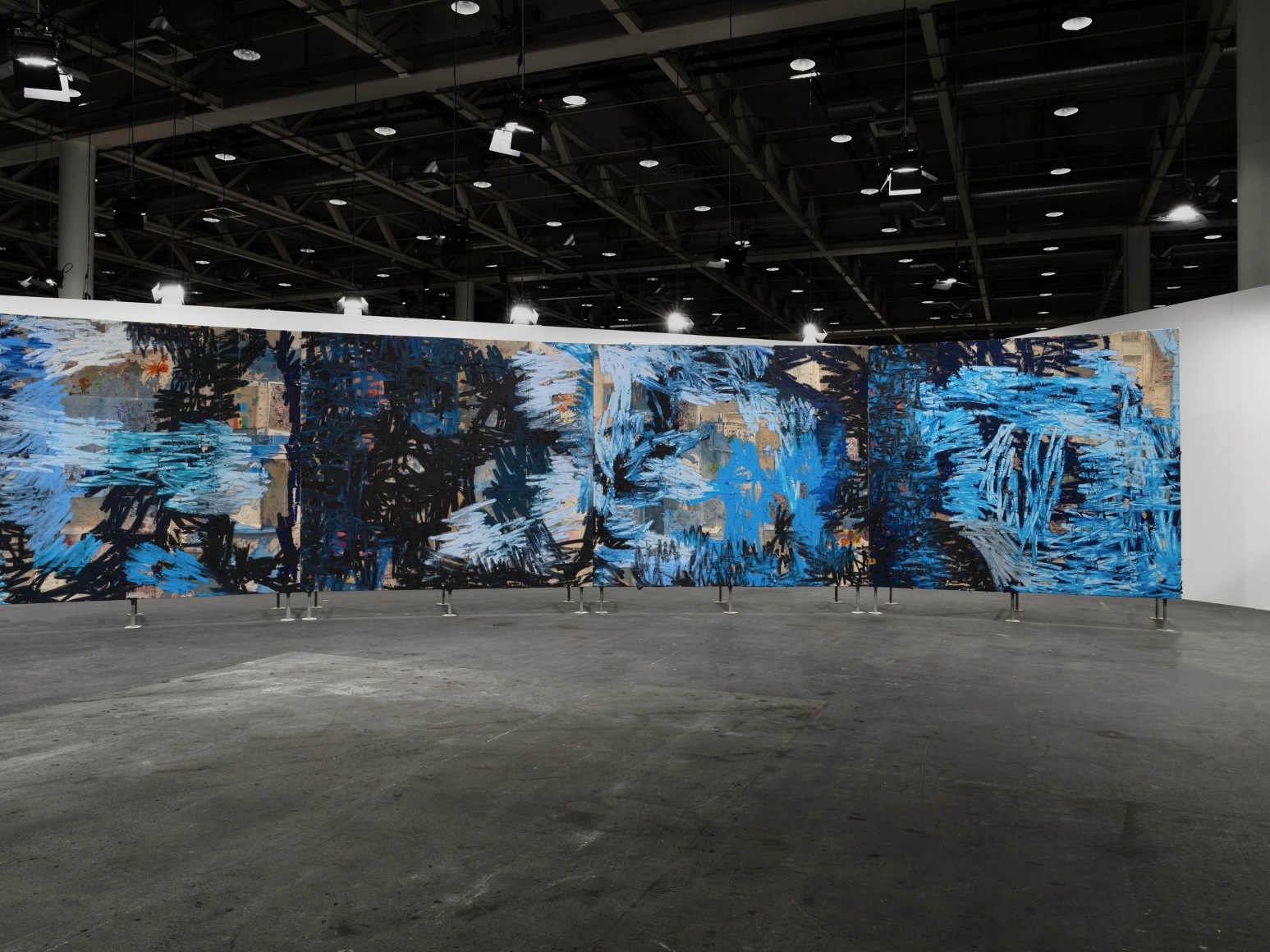 vista de instalaci&oacute;n oscar murillo:&nbsp;masses, disrupted frequencies (argentina, colombia, ghana, nepal, malaysia, india, china, egypt, united states, morocco, philippines, germany, united kingdom) en unlimited&nbsp;art basel, 2025. foto: dawn blackman