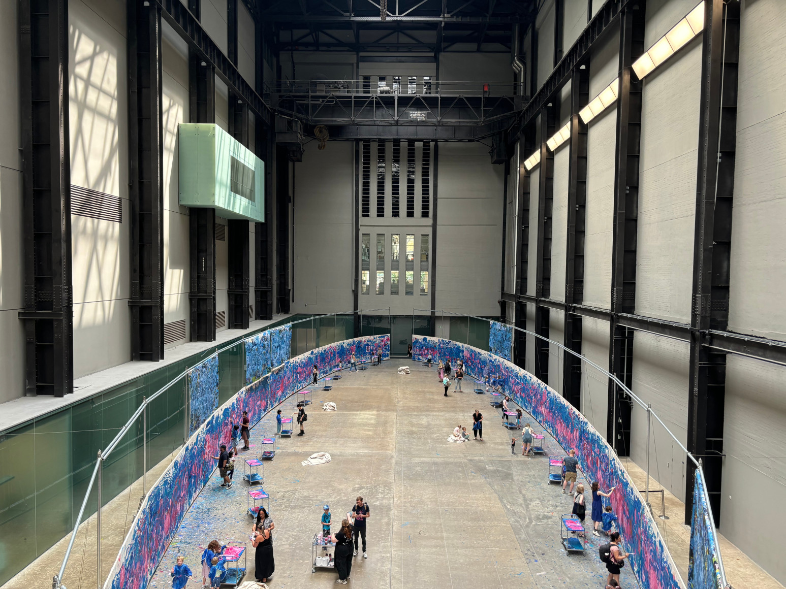 vista de instalaci&oacute;n&nbsp;oscar murillo. the flooded garden. tate modern, 2024 foto: tim bowditch, cortes&iacute;a del artista. copyright &copy; oscar murillo⁠