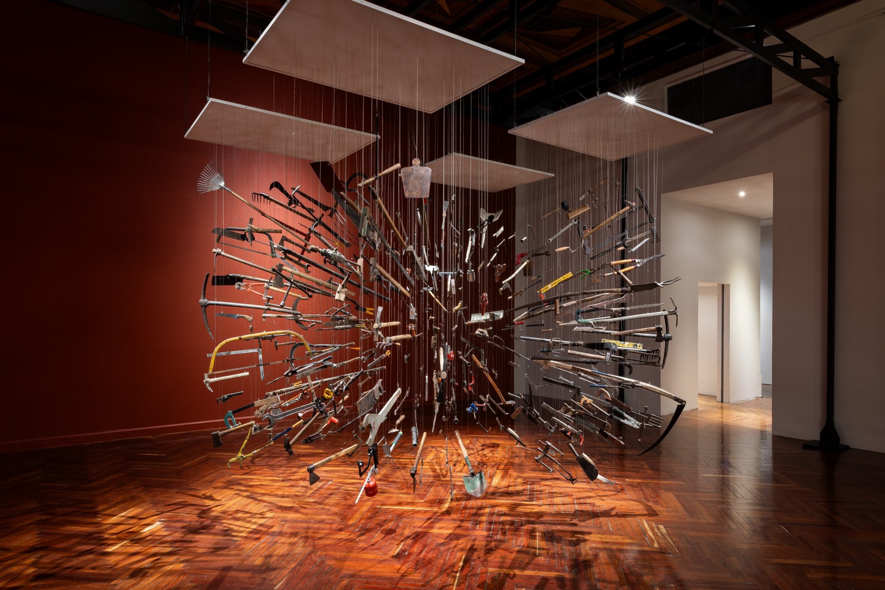 vista de instalaci&oacute;n&nbsp;dami&aacute;n ortega: pico y elote, museo del palacio de bellas artes, 2024. foto: gerardo landa / eduardo l&oacute;pez (glr estudio)