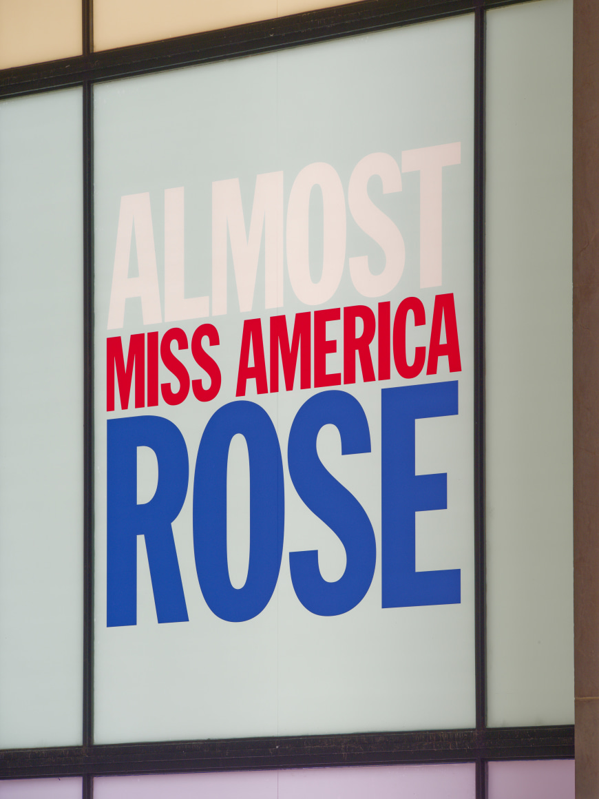 vista de instalaci&oacute;n john giorno:&nbsp;welcoming the flowers, palais de tokyo, 2025. foto: aur&eacute;lien mole