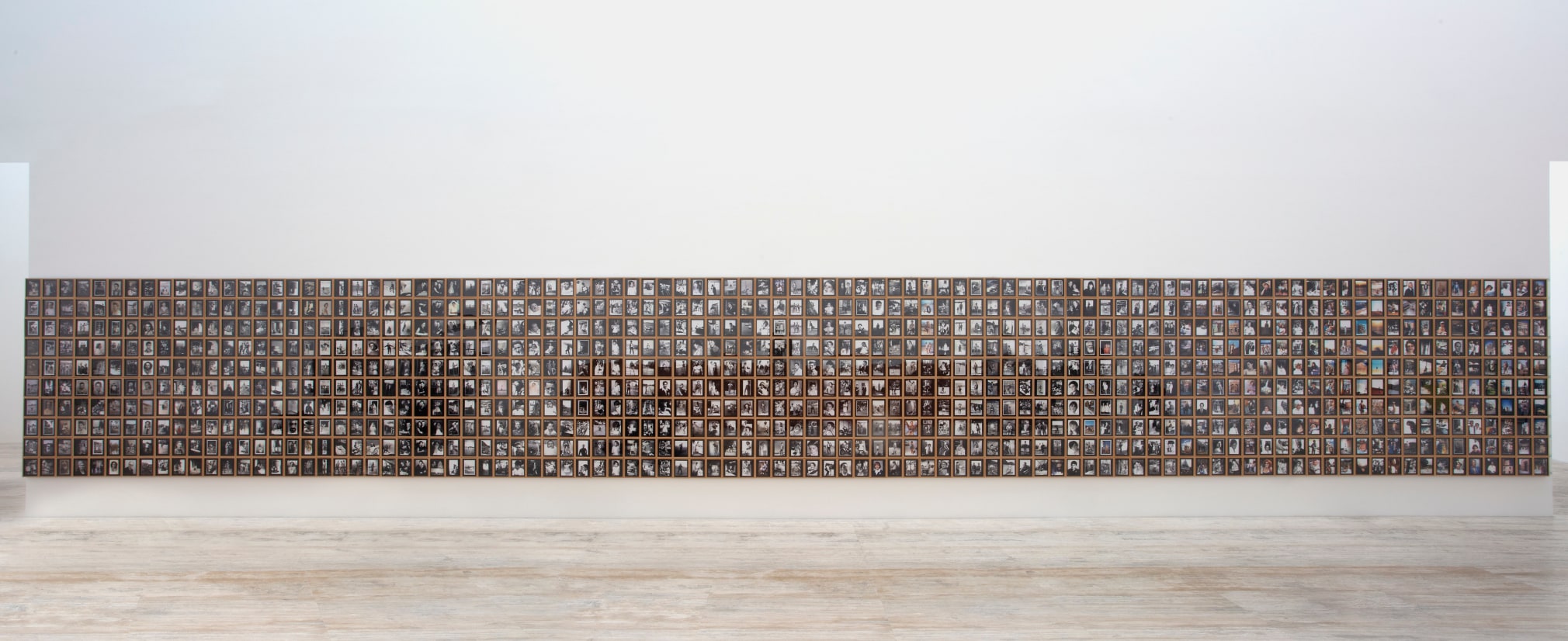 i&ntilde;aki bonillas, vista de instalaci&oacute;n de todas las fotograf&iacute;as verticales de los archivos j. r. plaza, excepciones normales: arte contempor&aacute;neo en m&eacute;xico, museo jumex, ciudad de m&eacute;xico, 2021