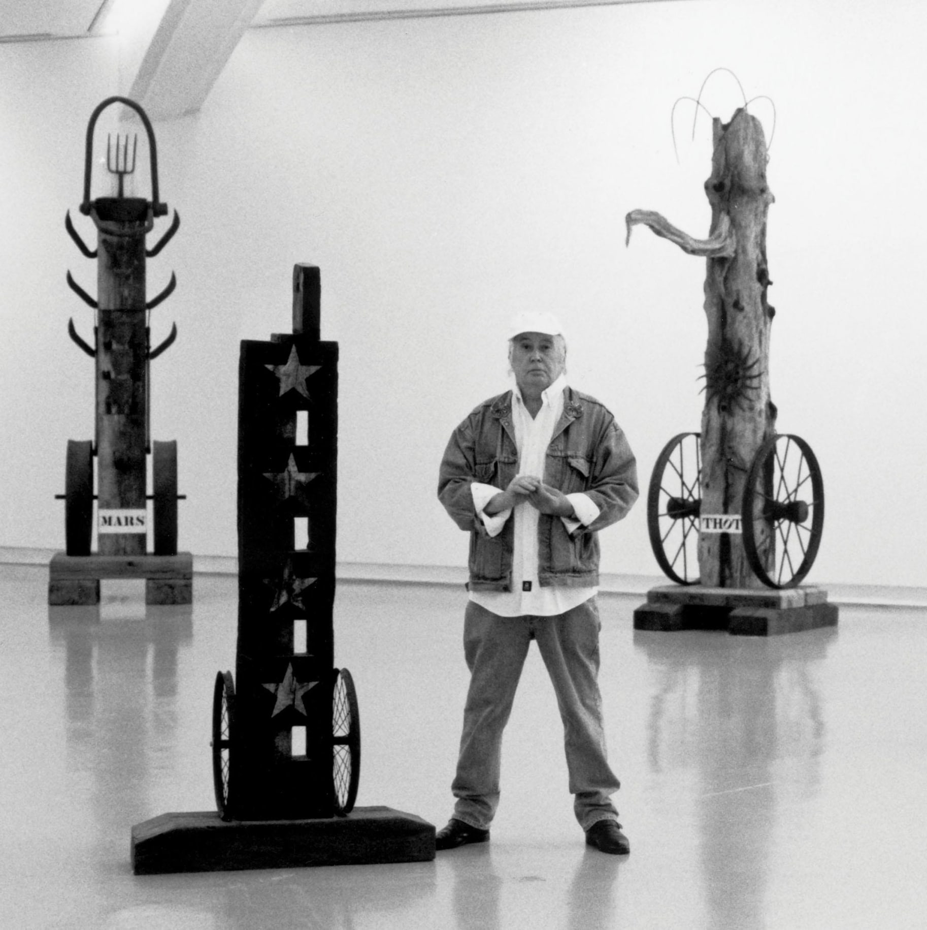 Robert Indiana with, left to right, Mars (1990), Four Star (1993), and Thoth (1985), at the exhibition Robert Indiana: R&eacute;trospective, 1958&ndash;1998, Mus&eacute;e d&rsquo;Art Moderne et d&rsquo;Art Contemporain, Nice, France,&nbsp;June 26&ndash;November 22, 1998&nbsp;
