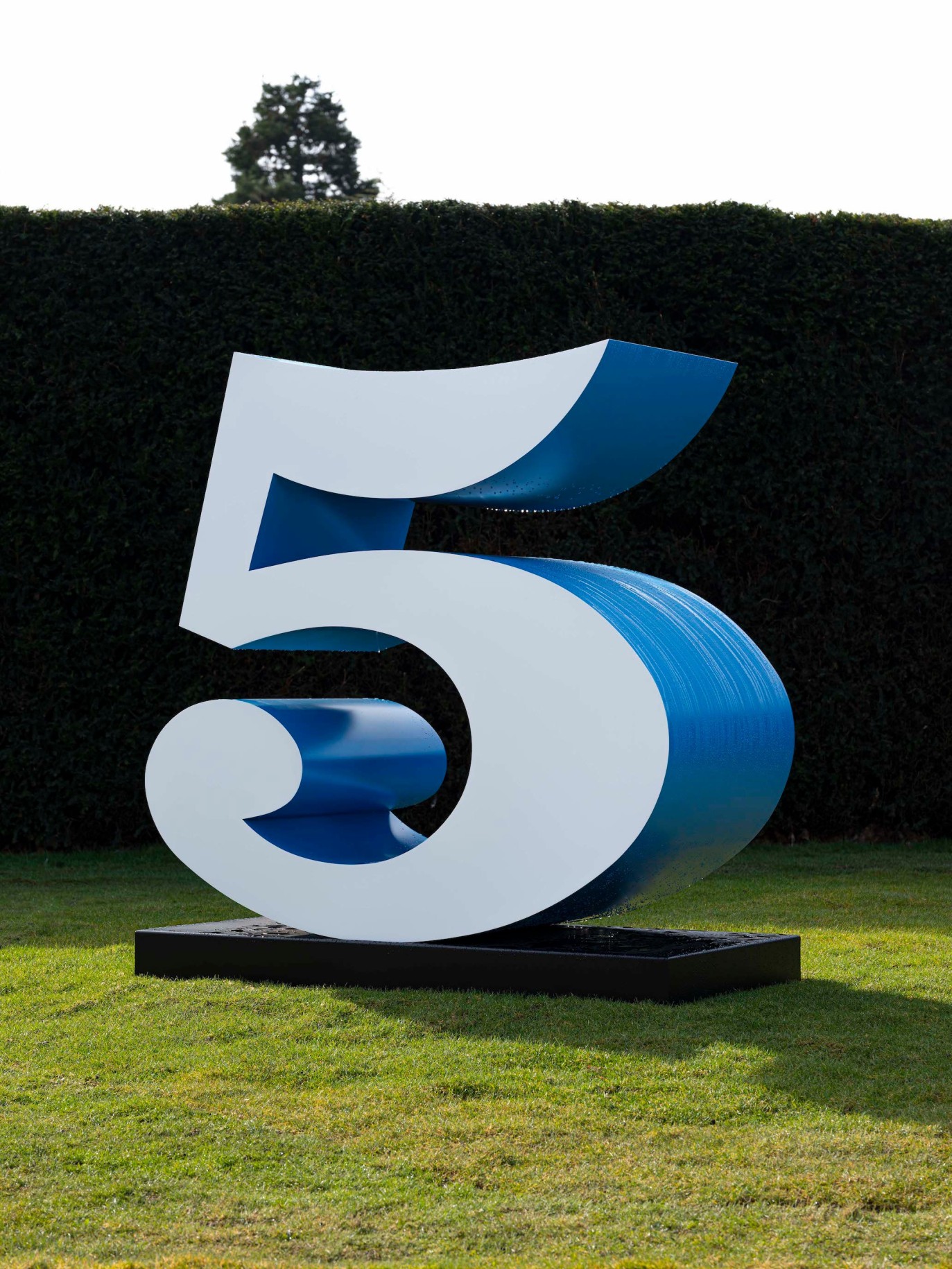 Installation view of Indiana's white and blue polychrome aluminum sculpture of the number FIVE at the Yorkshire Sculpture Park