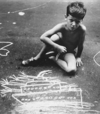Helen Levitt Child drawing with chalk in street, 1940