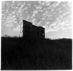 Diane Arbus A house on a hill, Hollwood, Cal., 1963/printed later