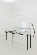 Alicja Kwade, Warten auf Gegenwart II, Installation at Kunsthalle N&uuml;rnberg, 2015
