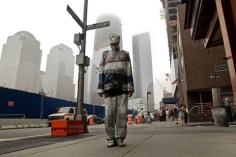 紐約時報 | 一个艺术家消失，出现在911原爆点