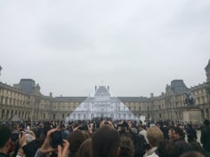 20 minutes | JR and the Chinese artist Liu Bolin are disappearing at a performance in front of the Louvre