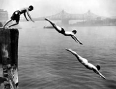 Arthur Leipzig, Divers, East River, 1948