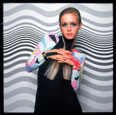 Bert Stern, Twiggy in front of a Bridget Riley painting, 1967