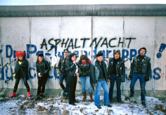 Harry Benson, Youths at the Berlin Wall, 1982