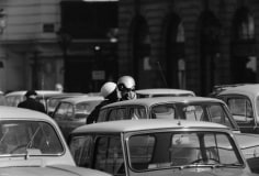 Robert Doisneau, Dans la Muete de voitures un Basier Casque 1966