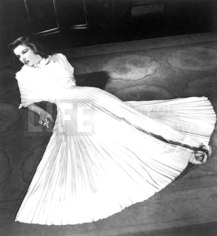 Alfred Eisenstaedt,  Katherine Hepburn in pleated dress, 1938