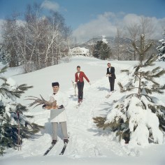 Slim Aarons, Skiing Waiters, Stowe, Vermont, 1962