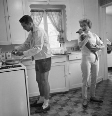 Sid Avery, Paul Newman and Joanne Woodward in the kitchen of their Beverly Hills home, 1958