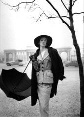 Norman Parkinson, Hyde Park Corner, Wenda Parkinson in a Hardy Amies Suit near Rotten Row, VOGUE, 1951