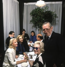 Harry Benson, C.Z. Guest, Carolina and Reinaldo Herrera, and Anne Slater with Glenn Bernbaum, Mortimer&rsquo;s, New York, 1988