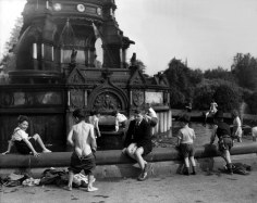 Harry Benson, Glasgow Boys in Fountain, 1956