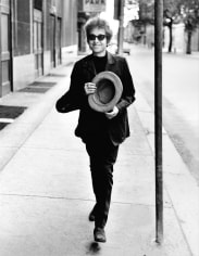 Daniel Kramer, Bob Dylan walking with top hat, Philadelphia, PA, 1964