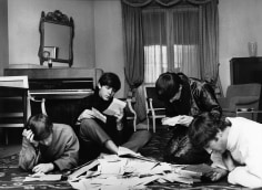 Harry Benson, The Beatles reading their fan mail, Paris, 1964